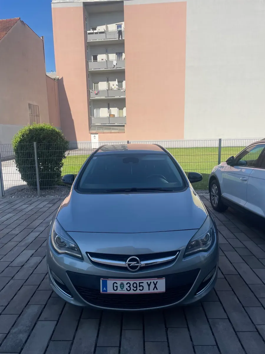 Opel Astra 2012 photo 2