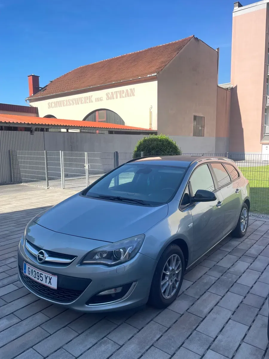 Opel Astra 2012 photo 3