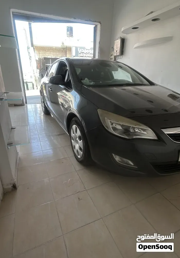 Opel Astra 2013 photo 2