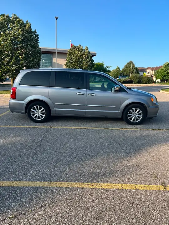 Chrysler Town & Country 2016 photo 3