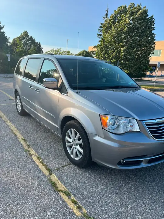 Chrysler Town & Country 2016 photo 2
