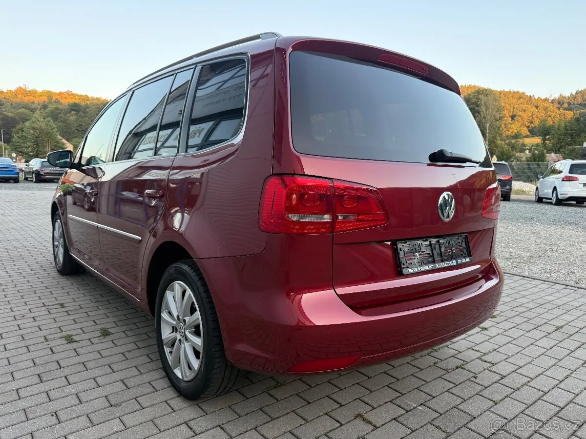 Volkswagen Touran 2011 photo 2