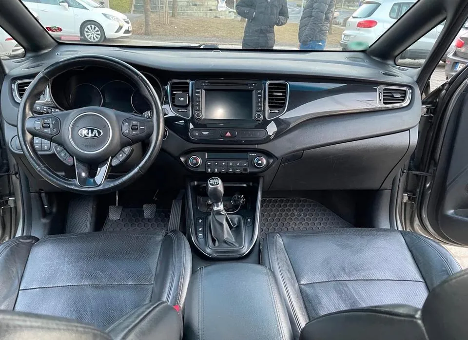 Kia Carnis
