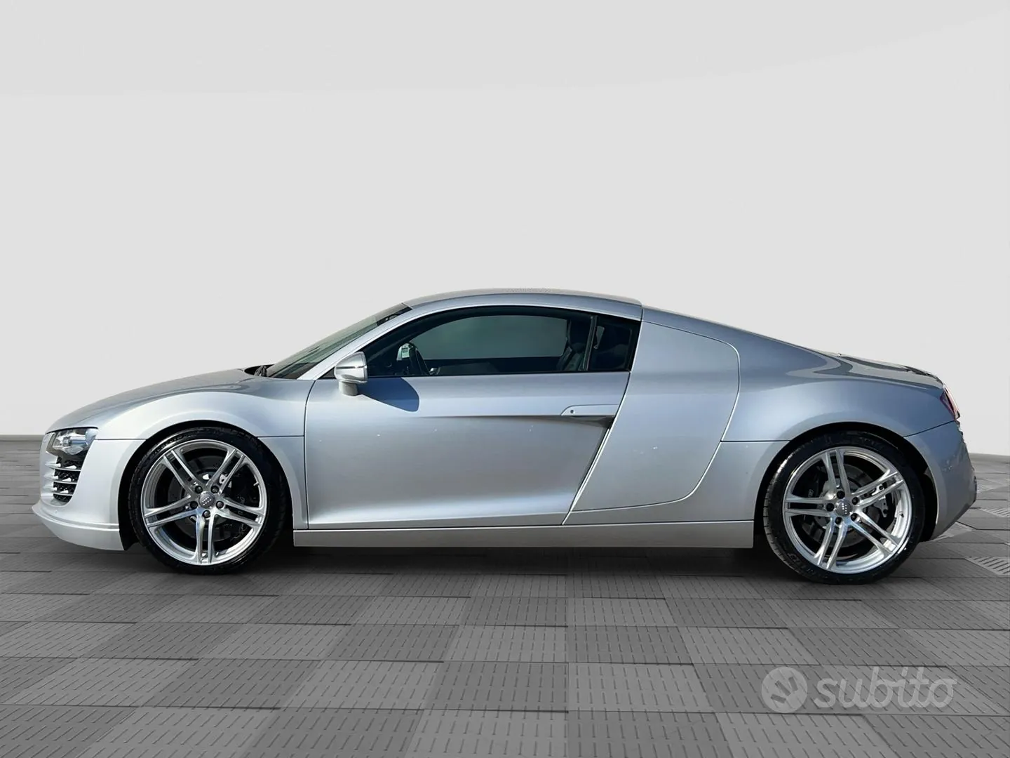 Audi R8 2010 photo 2
