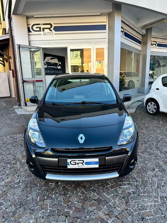 Renault Clio 2010 photo 2