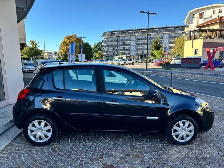 Renault Clio 2010 photo 4