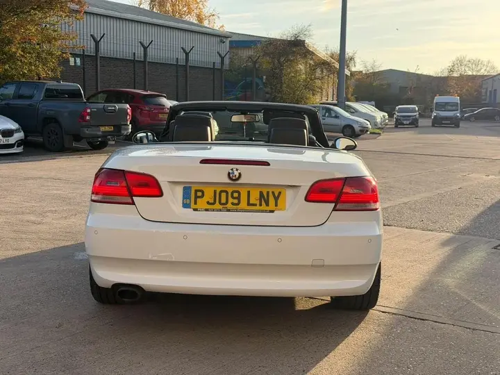 BMW 3 Series 2009 photo 2