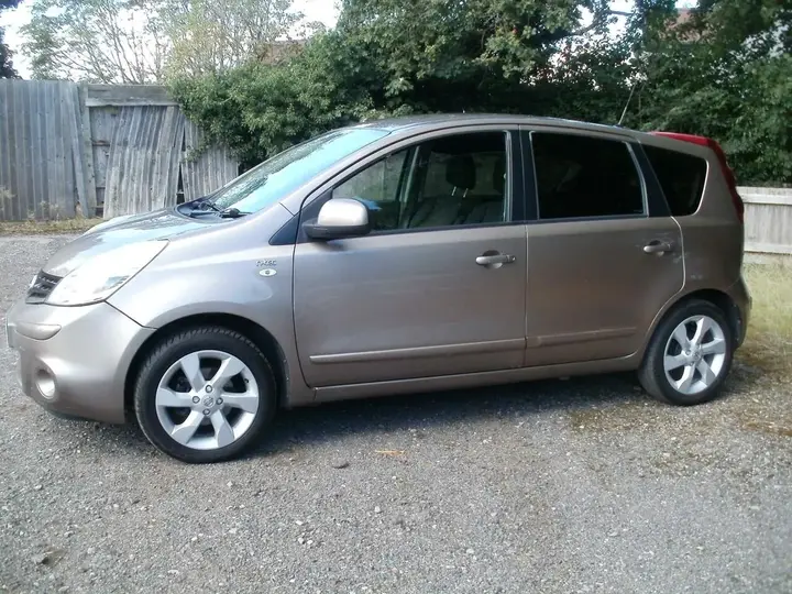 Nissan Note 2010 photo 4
