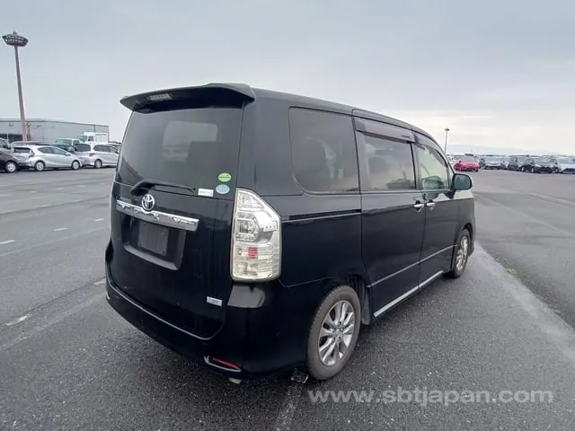 Toyota Voxy 2012 photo 4