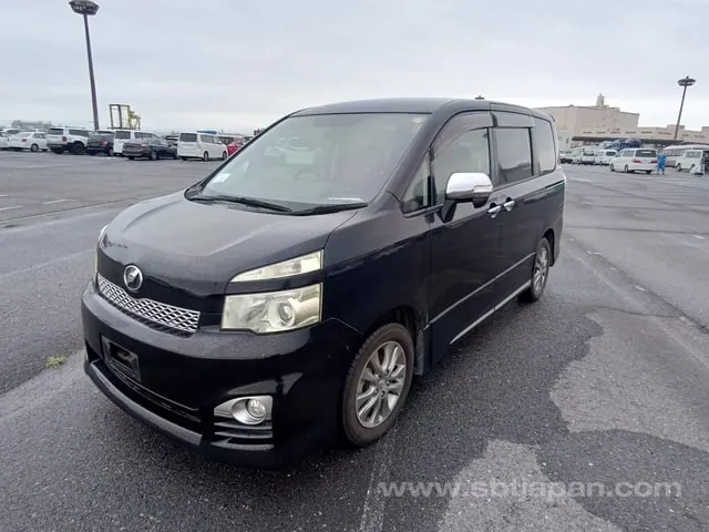 Toyota Voxy 2012 photo 2