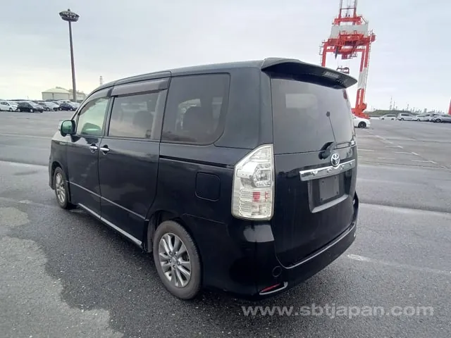 Toyota Voxy 2012 photo 3
