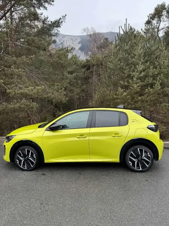 Peugeot 208 2024 photo 3