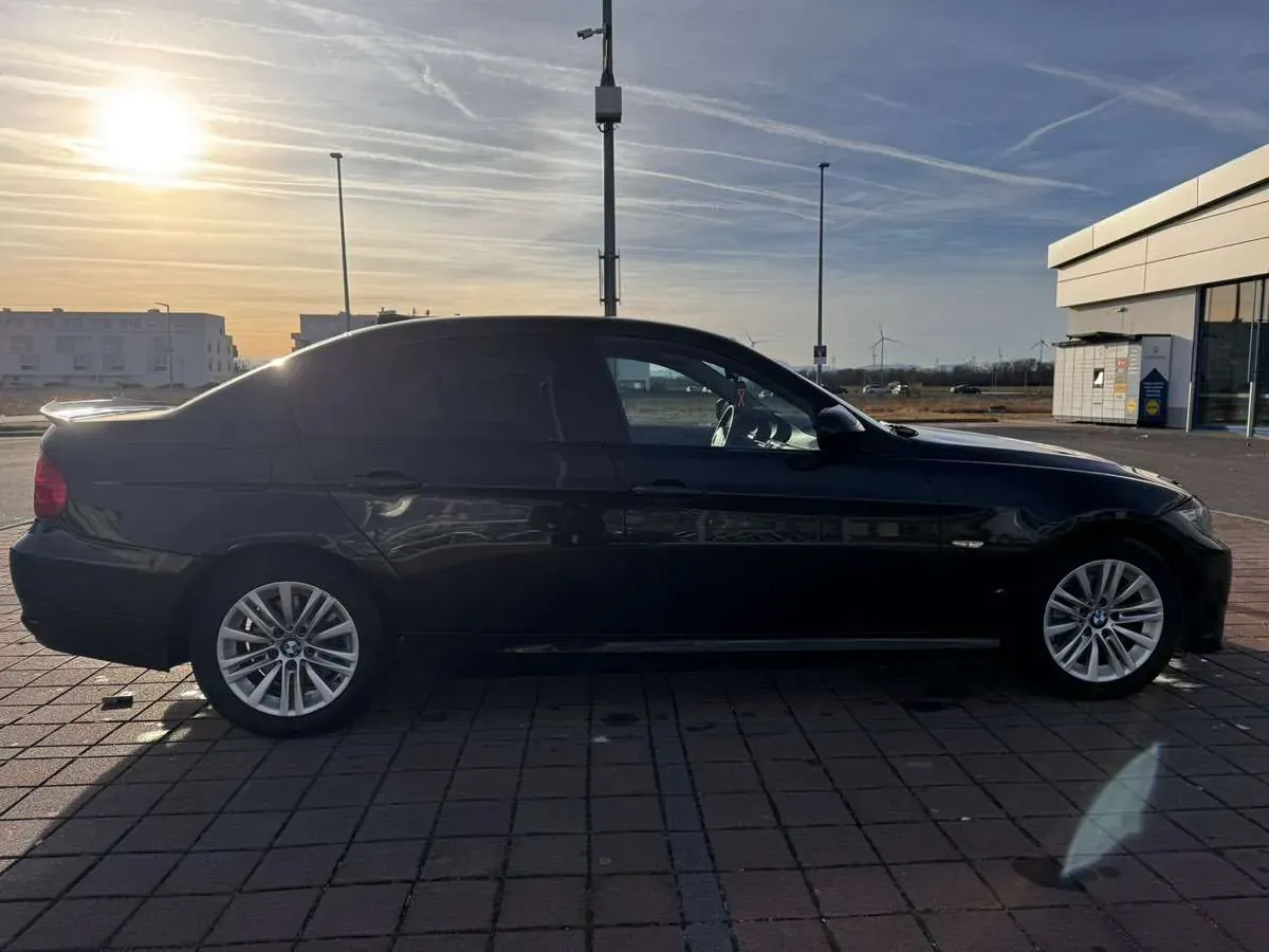 BMW 3Er-Reihe 320I 2011 photo 2