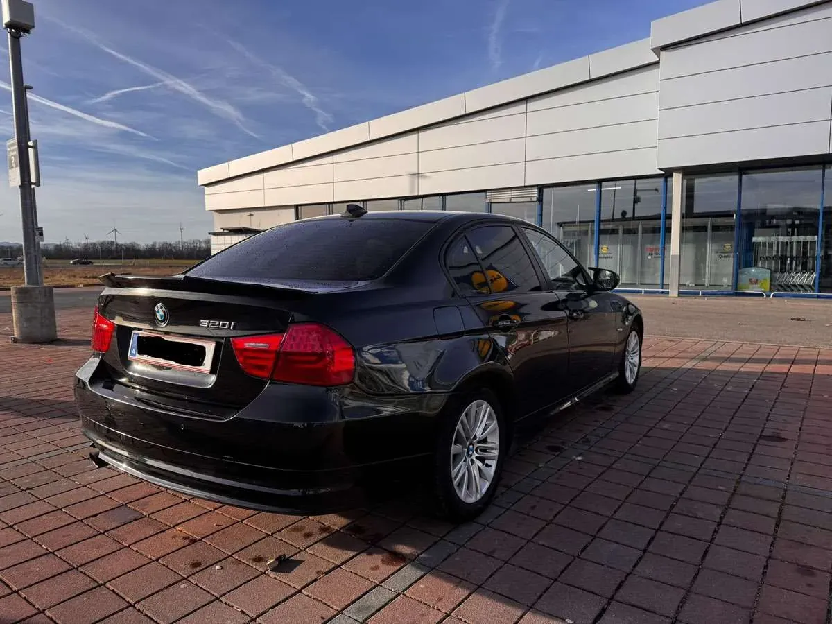 BMW 3Er-Reihe 320I 2011 photo 3