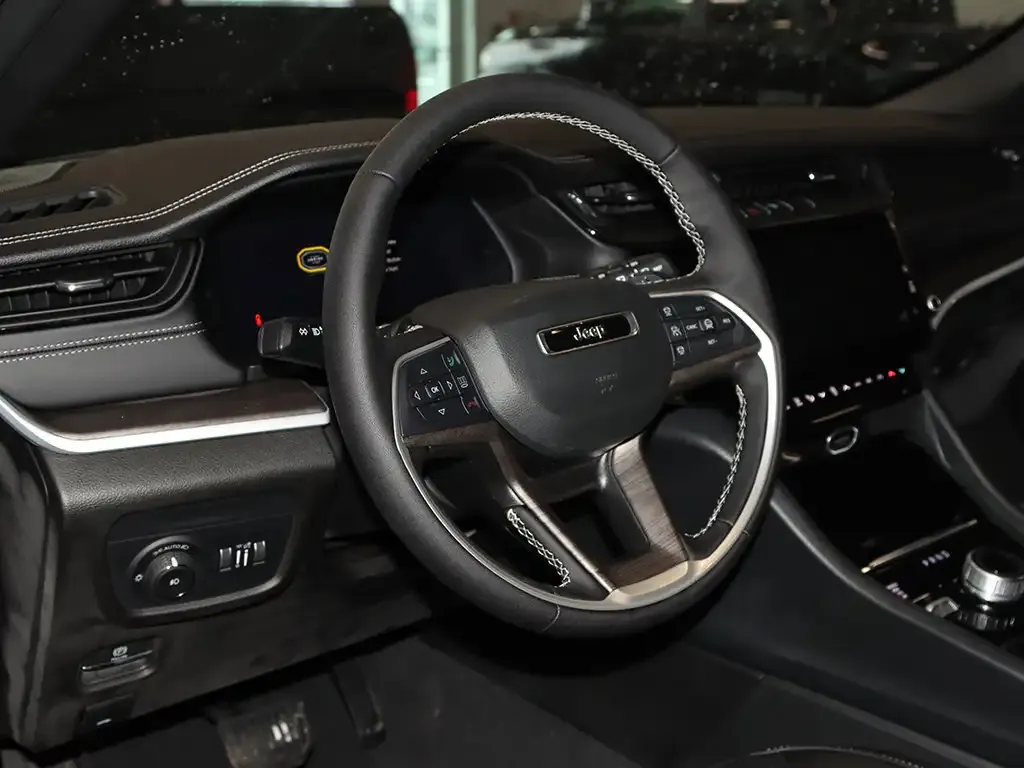 Jeep Grand Cherokee 2026 photo 5