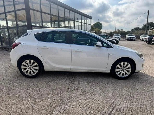 Opel Astra 2011 photo 4