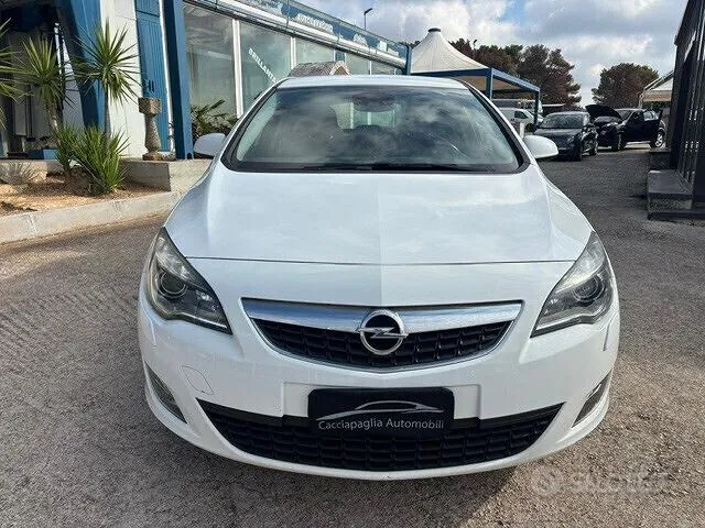 Opel Astra 2011 photo 2