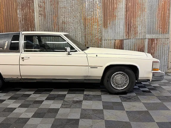 Cadillac Fleetwood Brougham 1981 photo 3