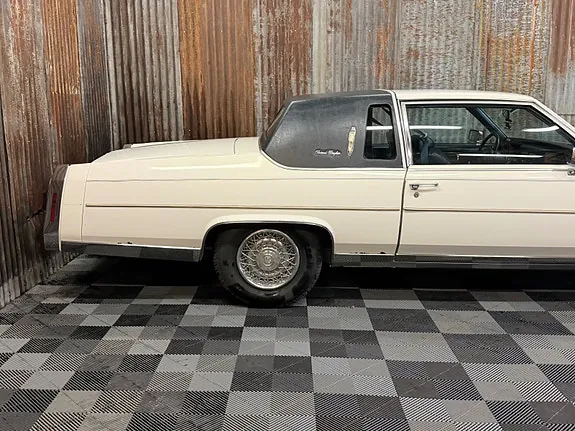 Cadillac Fleetwood Brougham 1981 photo 4