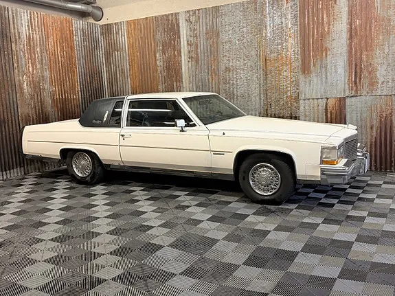 Cadillac Fleetwood Brougham 1981 photo 2