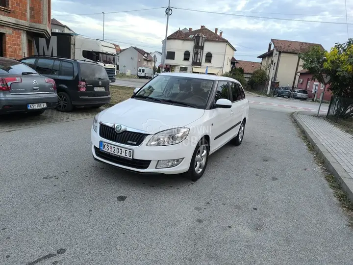 Skoda Fabia 2011 photo 2
