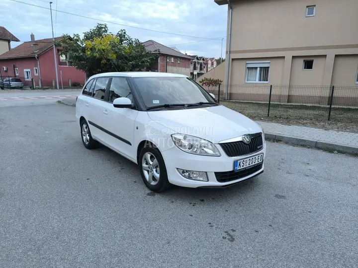 Skoda Fabia 2011 photo 3