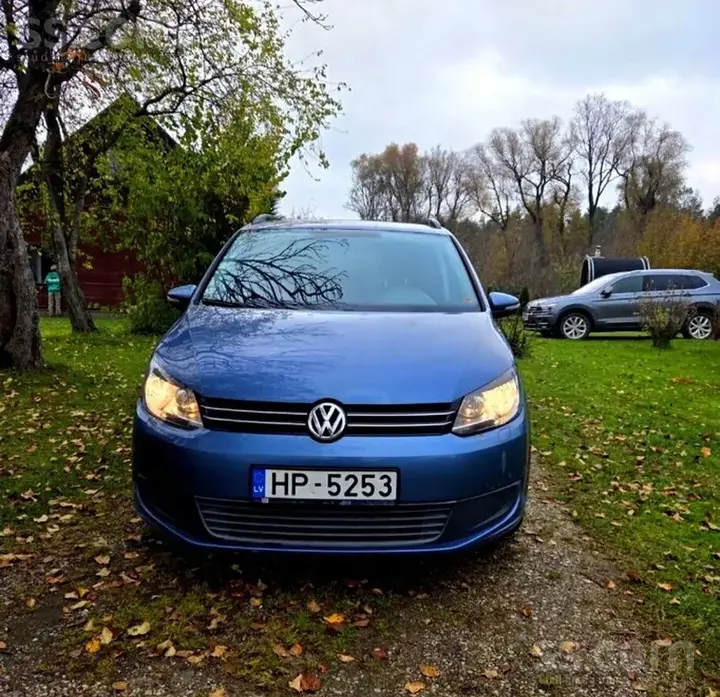 Volkswagen Touran 2011 photo 2