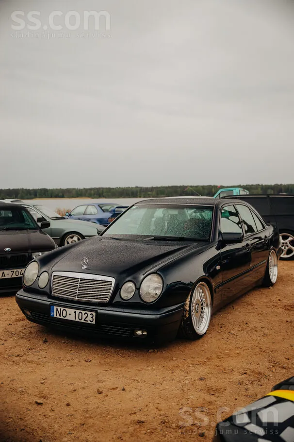 Mercedes-Benz E280 1998 photo 4