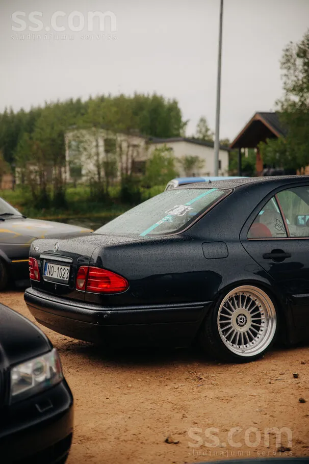 Mercedes-Benz E280 1998 photo 3