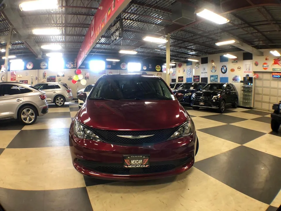 Chrysler Grand Caravan 2022 photo 2
