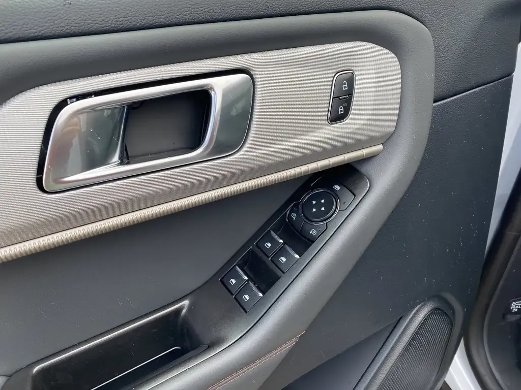 Ford Explorer 2026 photo 5