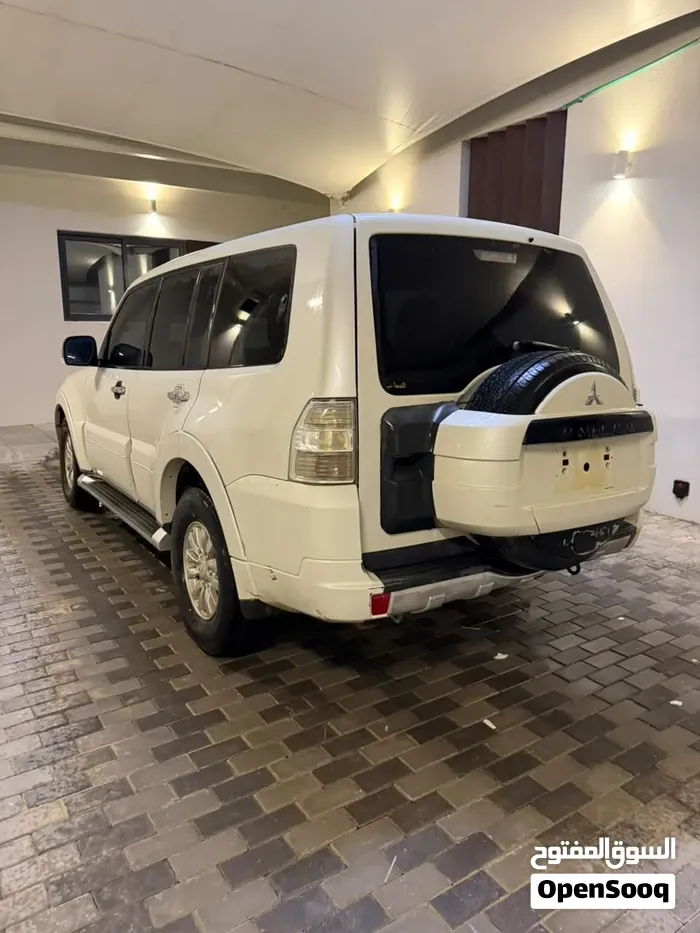 Mitsubishi Pajero 2010 photo 2