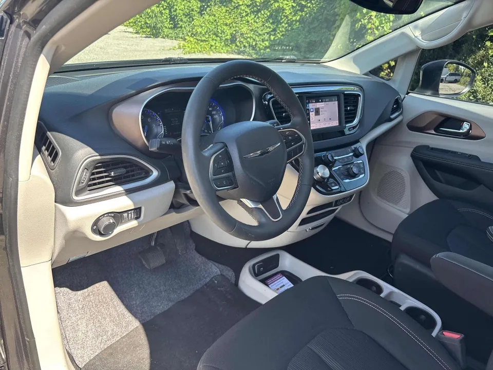 Chrysler Grand Caravan 2023 photo 2