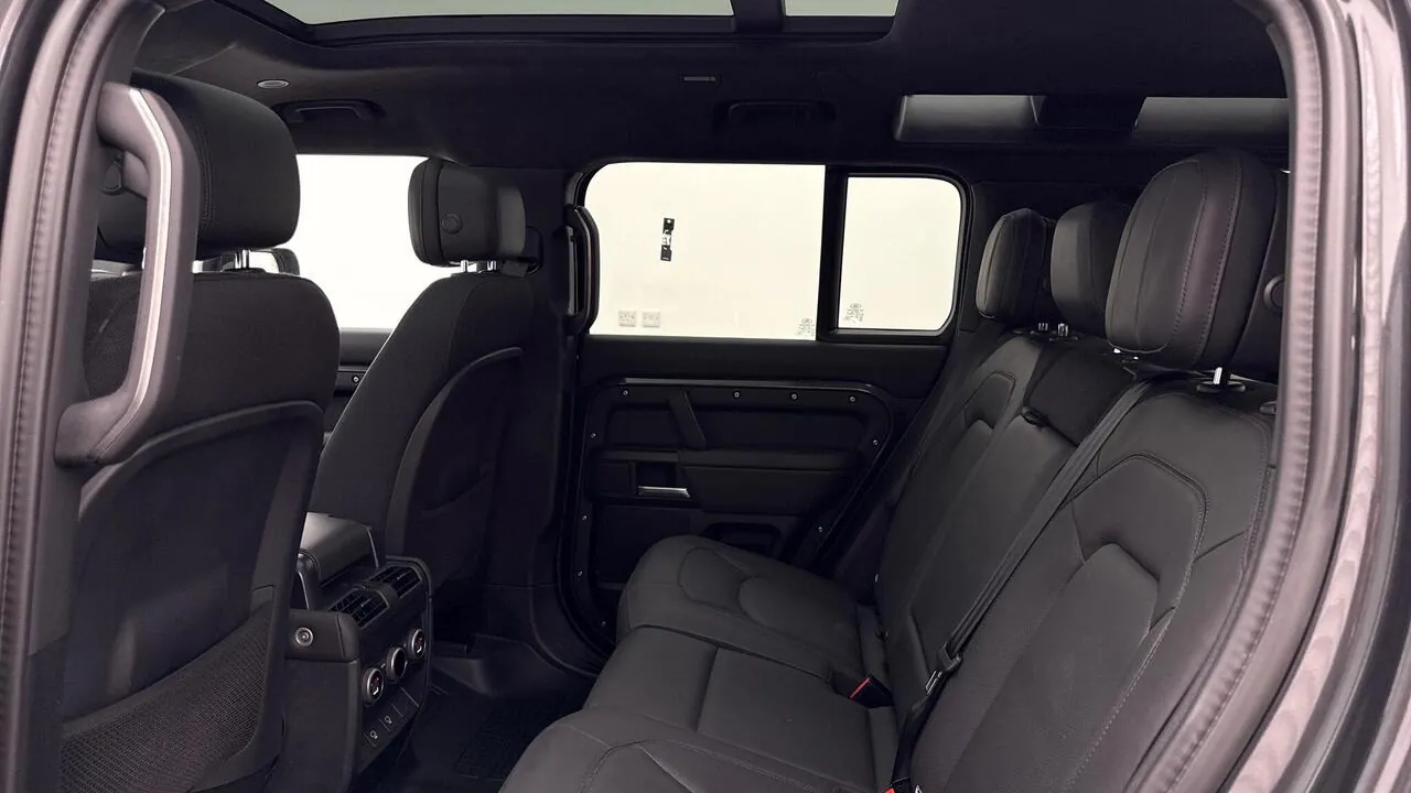 Land Rover Defender 110 2025 photo 4
