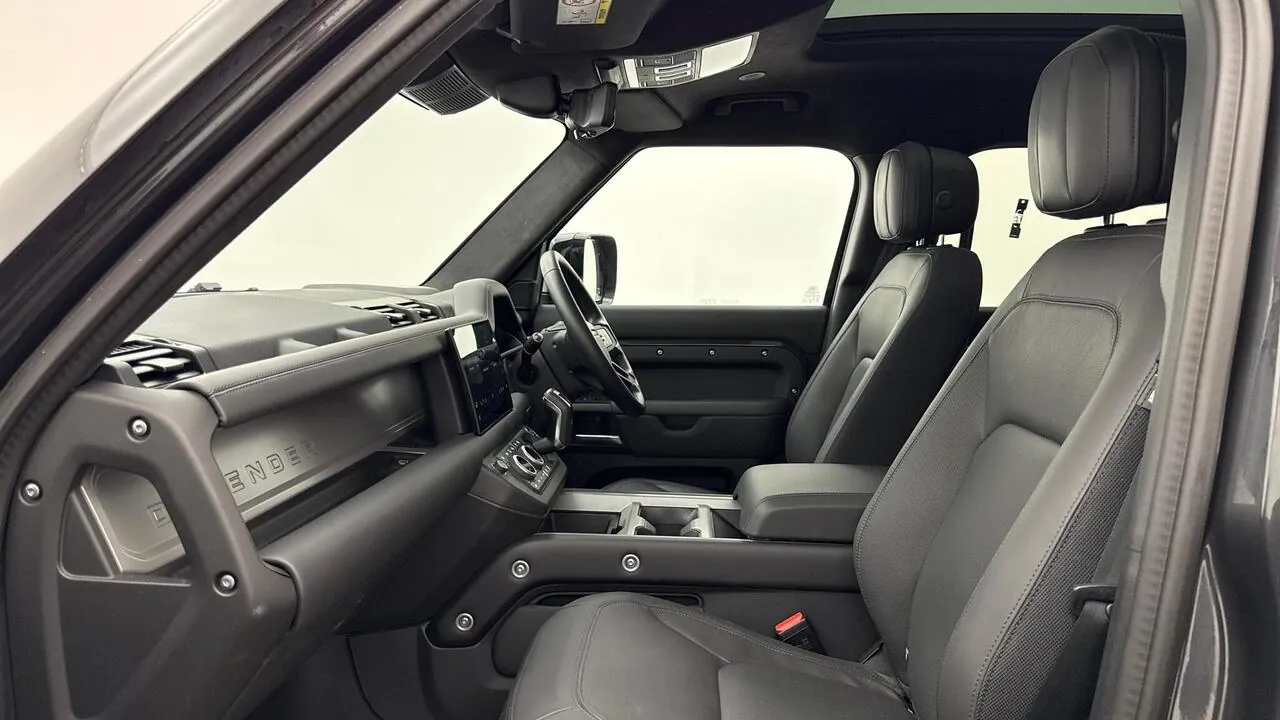 Land Rover Defender 110 2025 photo 3