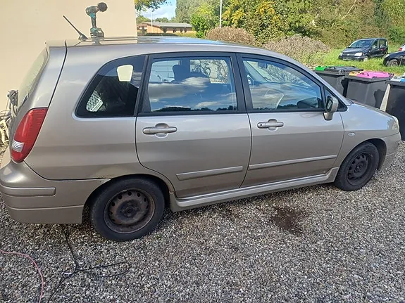 Suzuki Liana 2004 photo 2