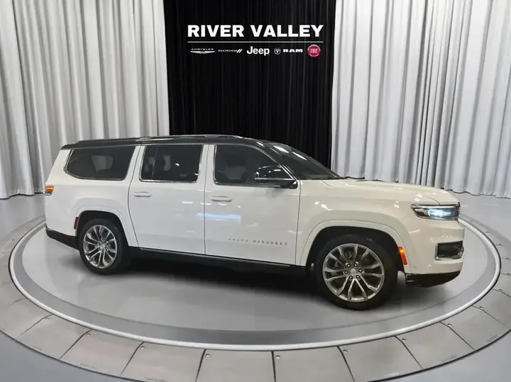 Jeep Grand Wagoneer 2023 photo 2