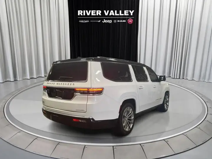 Jeep Grand Wagoneer 2023 photo 3