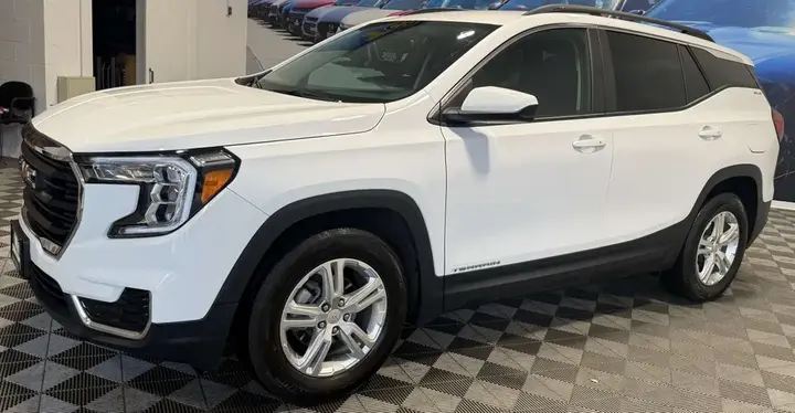 GMC Terrain 2024 photo 2