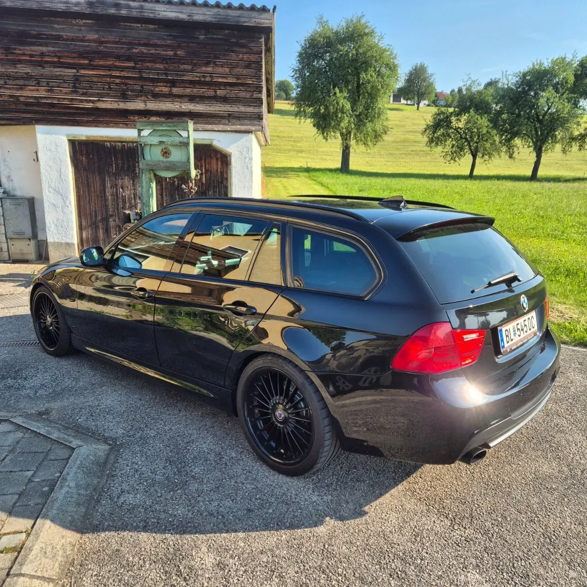 BMW 3 Series 2011 photo 2