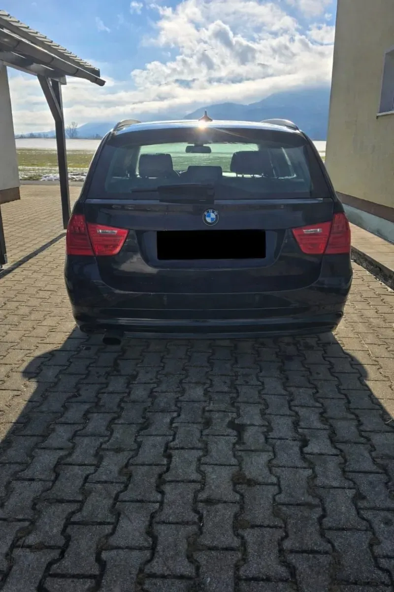 BMW 3 Series 2011 photo 2