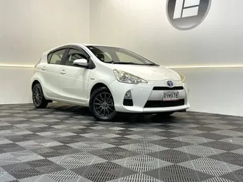 Toyota Aqua 2012 photo 2