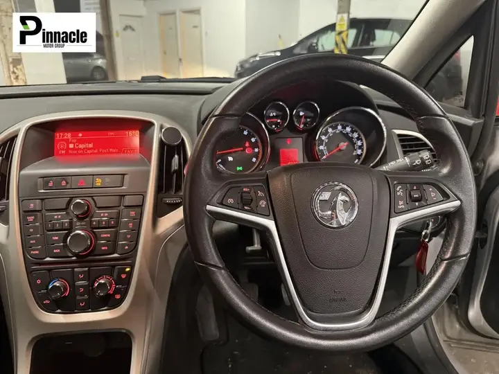 Vauxhall Astra 2013 photo 2