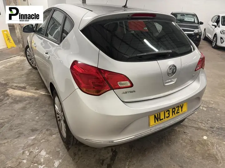 Vauxhall Astra 2013 photo 5