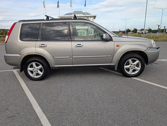 Nissan X-Trail 2003 photo 2