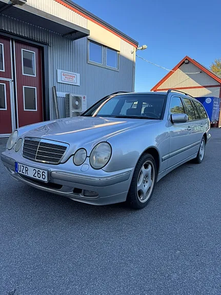 Mercedes-Benz E320 2000 photo 2