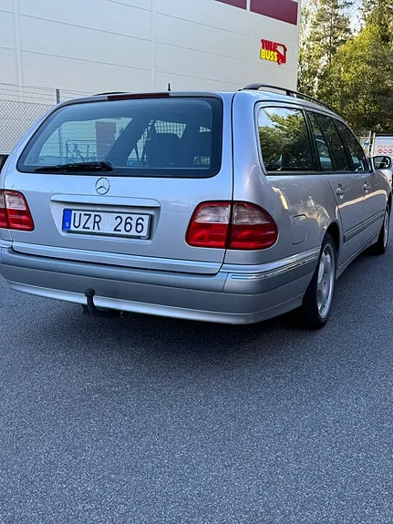 Mercedes-Benz E320 2000 photo 3