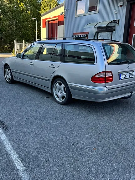 Mercedes-Benz E320 2000 photo 4