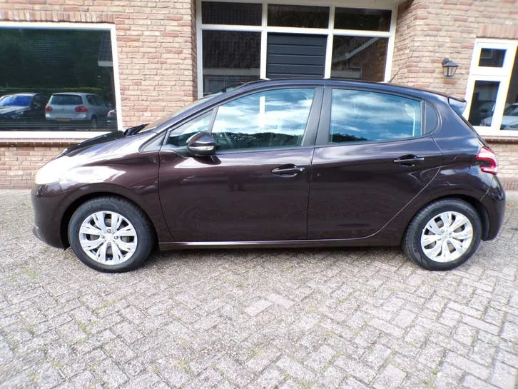 Peugeot 208 2012 photo 2
