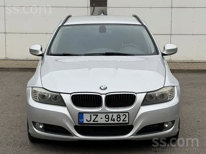 BMW 318 2011 photo 2